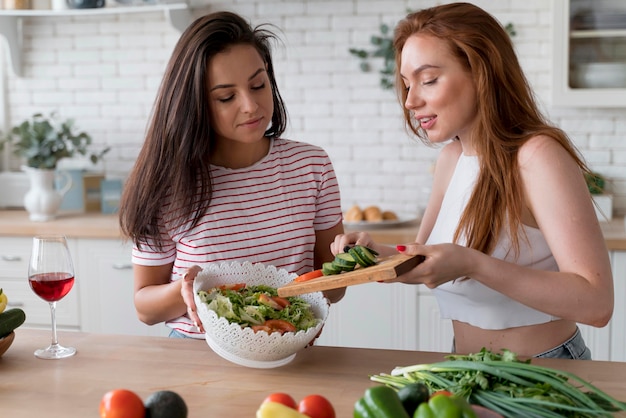 Mujeres preparando juntas una cena romántica