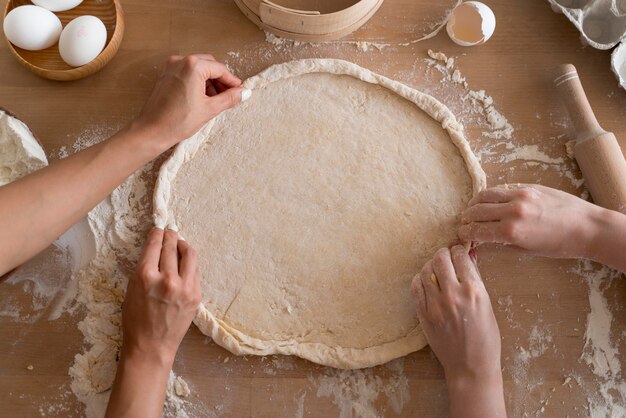 Mujeres preparando juntas una cena romántica