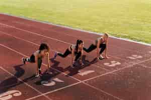 Foto gratuita mujeres preparándose para correr