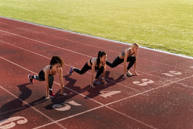 Mujeres preparándose para correr