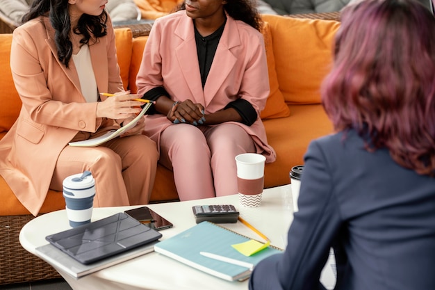 Foto gratuita mujeres de primer plano discutiendo el trabajo