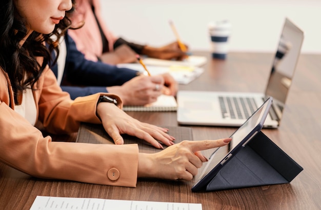 Foto gratuita mujeres de primer plano que trabajan con dispositivos