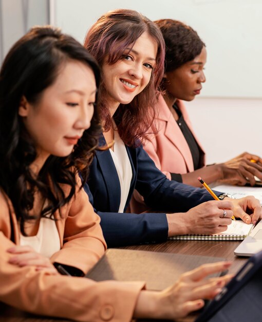 Mujeres de primer plano trabajando juntas