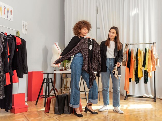 Mujeres probándose ropa en la tienda