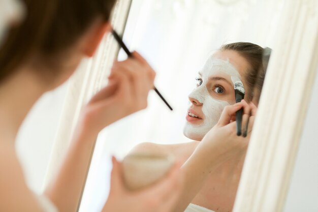 Mujeres con productos cosméticos faciales.