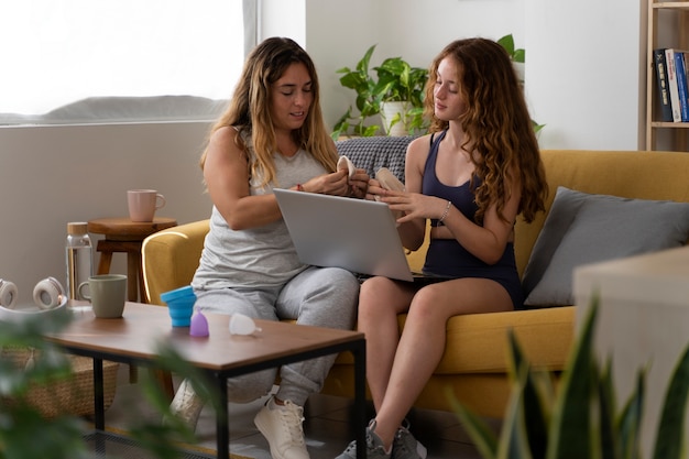 Mujeres con productos menstruales reutilizables