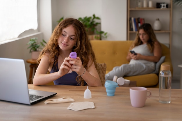 Foto gratuita mujeres con productos menstruales reutilizables