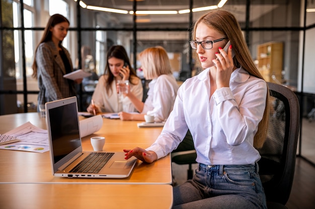 Mujeres profesionales de alto ángulo en el trabajo