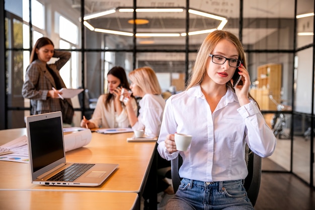 Mujeres profesionales trabajando juntas