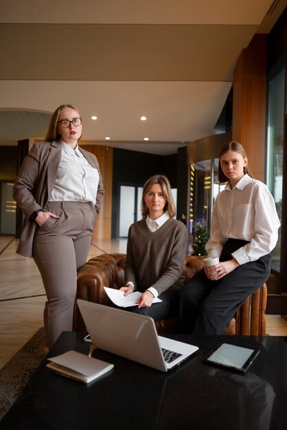 Mujeres profesionales con traje elegante trabajando con una laptop en la oficina