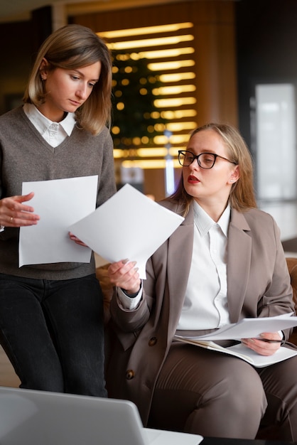 Mujeres profesionales con traje elegante trabajando con una laptop en la oficina