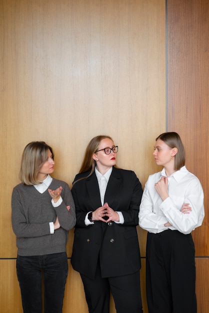 Mujeres profesionales con trajes elegantes en la oficina