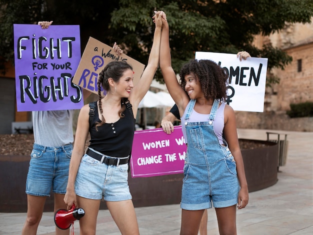 Foto gratuita mujeres protestando juntas por sus derechos