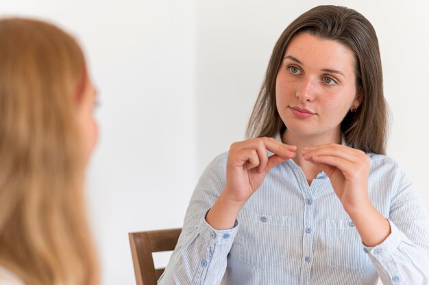 Mujeres que se comunican entre sí a través del lenguaje de señas.