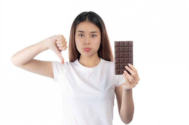 Mujeres que están en contra del chocolate, aisladas sobre un fondo blanco.