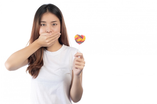 Las mujeres que están en contra de los dulces, aislados en un fondo blanco.