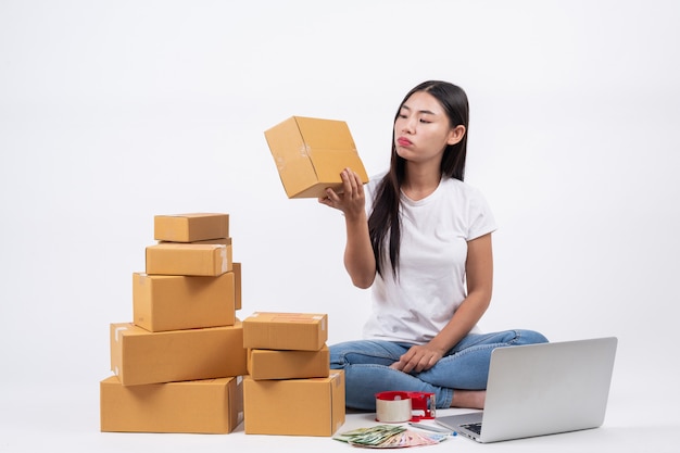 Foto gratuita mujeres que están pensando en el fondo blanco, operadores de negocios, compras en línea, independientes.