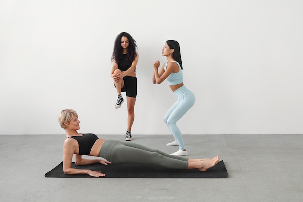 Mujeres que se estiran antes del deporte