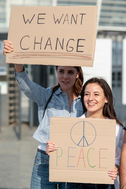 Foto gratuita mujeres que se manifiestan juntas por el cambio