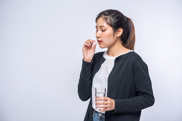 Mujeres que no se encuentran bien y están a punto de tomar antibióticos.