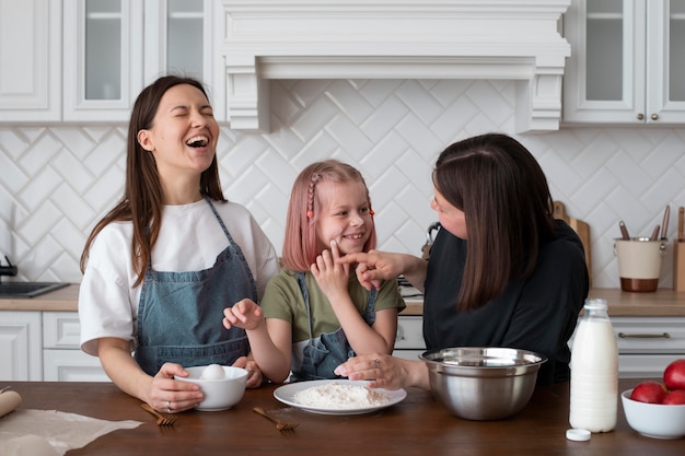 Mujeres que pasan tiempo junto a su hija.