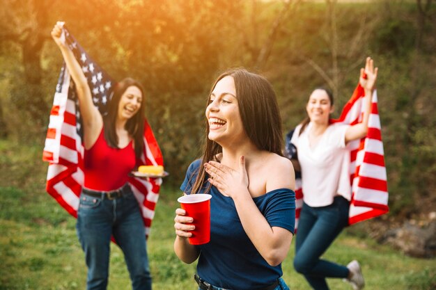 Mujeres que tienen fiesta en el Día de la Independencia