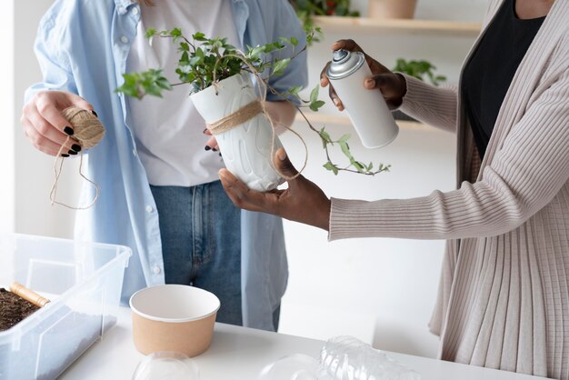 Mujeres que tienen un jardín sostenible en el interior.