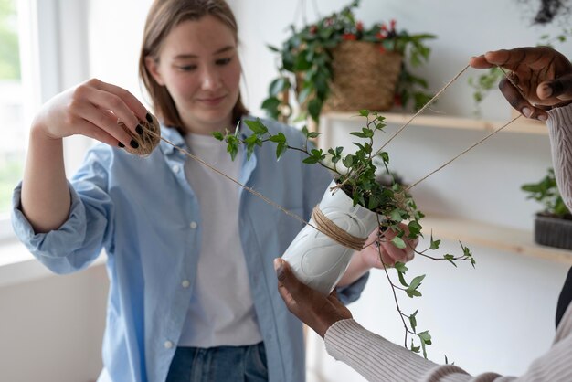 Mujeres que tienen un jardín sostenible en el interior.