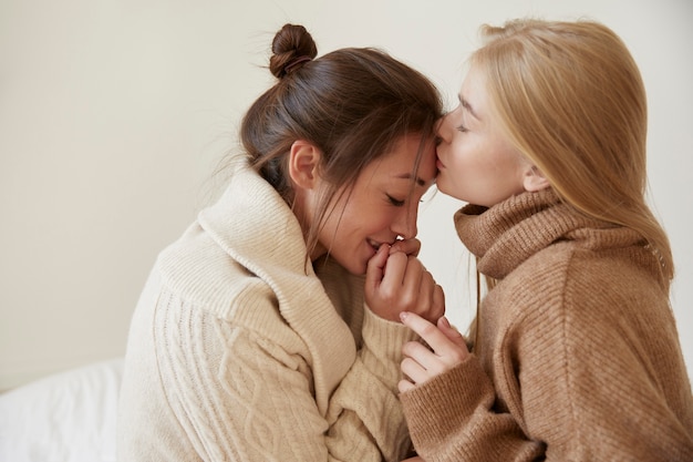 Foto gratuita mujeres que tienen momentos de intimidad.