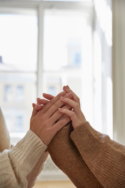 Mujeres que tienen momentos de intimidad.