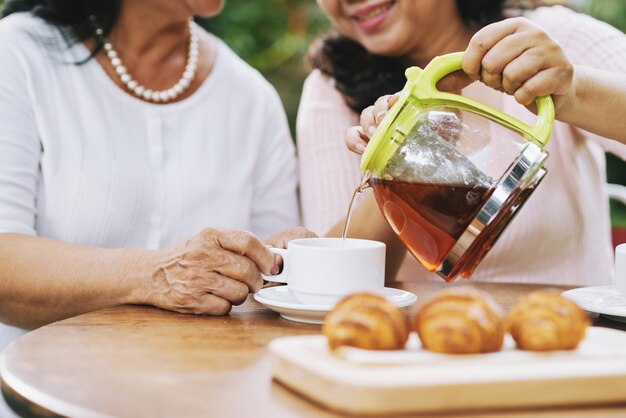 Mujeres que tienen pausa para el té