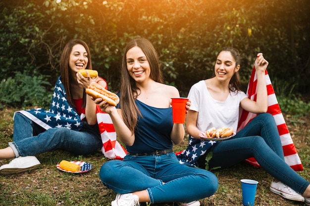 Mujeres que tienen picnic en el parque