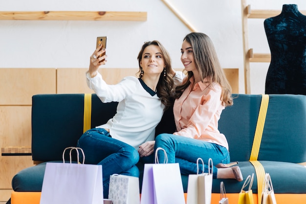 Mujeres que toman selfie después de ir de compras
