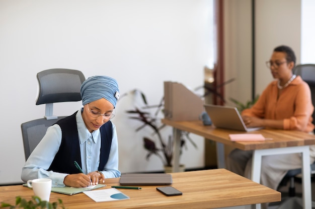 Mujeres que trabajan en el escritorio para el trabajo de oficina