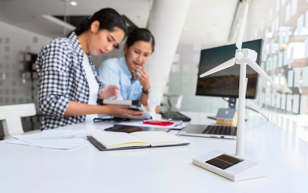 Mujeres que trabajan juntas por una innovación en interiores