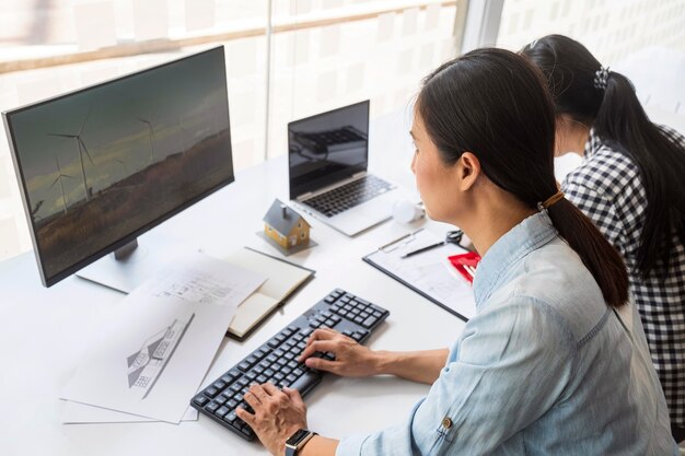 Mujeres que trabajan juntas por una innovación