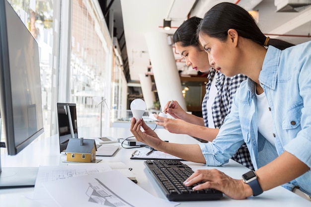 Foto gratuita mujeres que trabajan juntas por una innovación