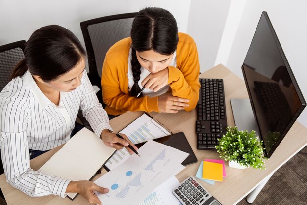 Mujeres que trabajan en un proyecto innovador en el trabajo