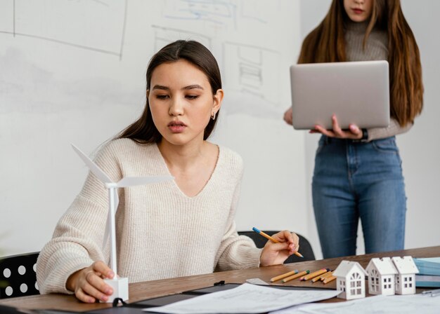 Mujeres que trabajan en proyectos de energía renovable