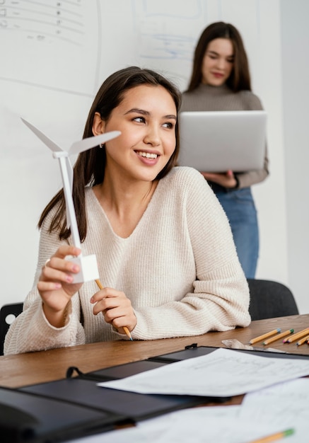 Mujeres que trabajan en proyectos de energía renovable