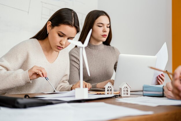 Mujeres que trabajan en proyectos de energía renovable