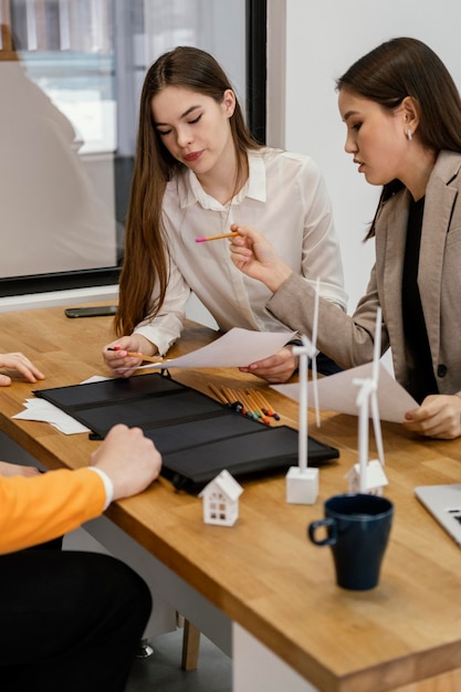 Mujeres que trabajan en proyectos de energía renovable