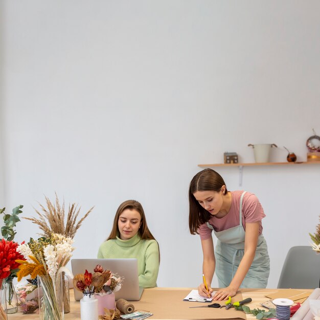 Las mujeres que trabajan en su pequeña empresa copian espacio