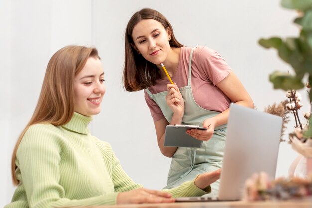 Mujeres que trabajan en sus pequeñas empresas.