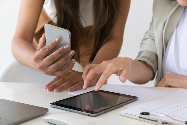 Mujeres que usan una tableta mientras trabajan