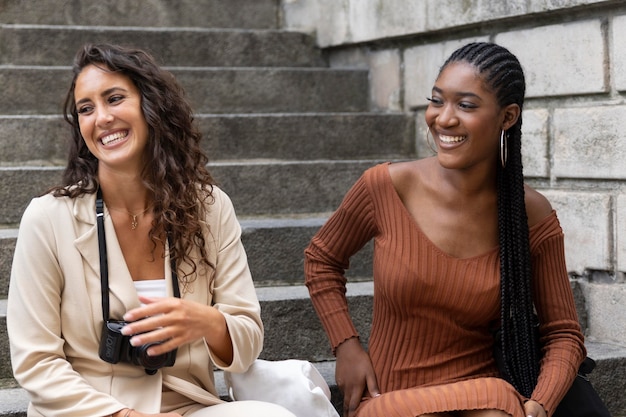 Foto gratuita mujeres que viajan juntas en francia