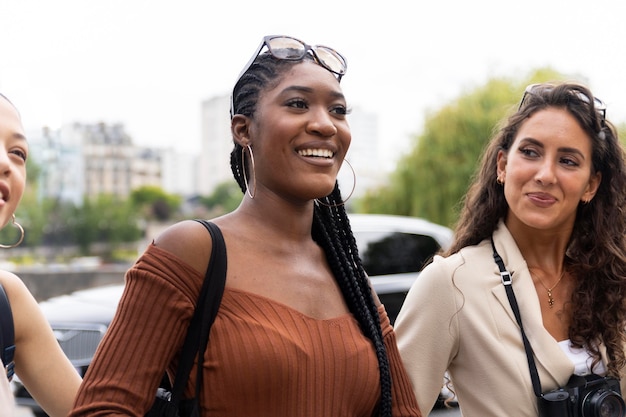 Foto gratuita mujeres que viajan juntas en parís