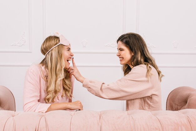 Mujeres relajadas disfrutando de la mañana del fin de semana