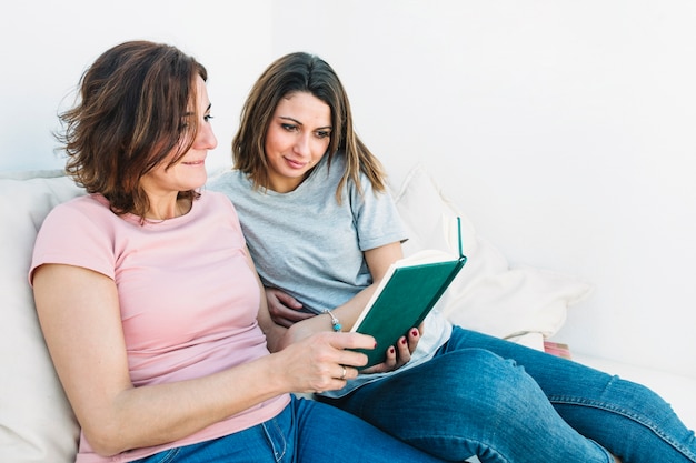 Foto gratuita mujeres relajantes con libro