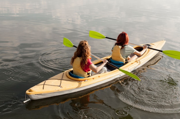 Mujeres remando en kayak